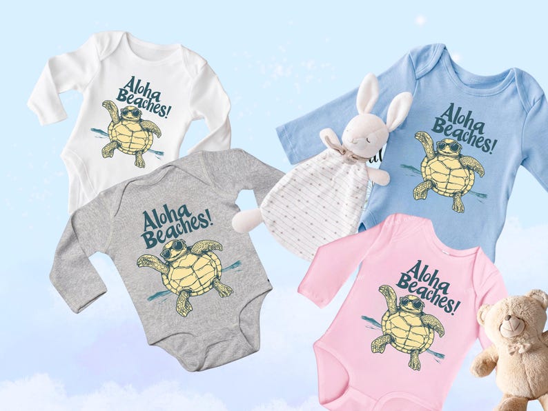 Pu&ograve; includere: Quattro body per bambini bianchi, grigi, blu e rosa, ciascuno con maniche lunghe. I body presentano una tartaruga dei cartoni animati con occhiali da sole con la scritta "Aloha Beaches!" in blu.