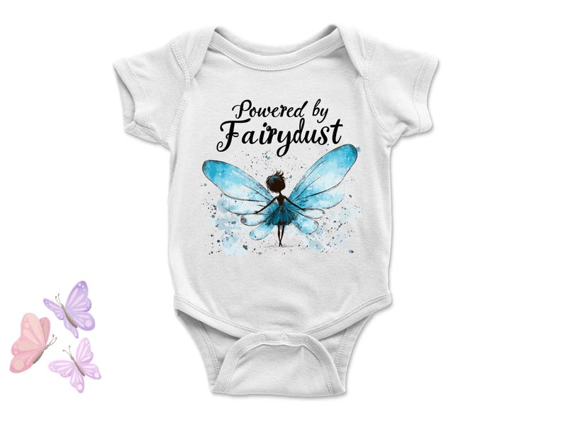 Puede incluir: Body de beb&eacute; blanco con la frase "Powered by Fairydust" en negro. Ilustraci&oacute;n de acuarela de un hada con alas azules. Tres mariposas pastel. Ropa de beb&eacute;, ideal para reci&eacute;n nacidos.