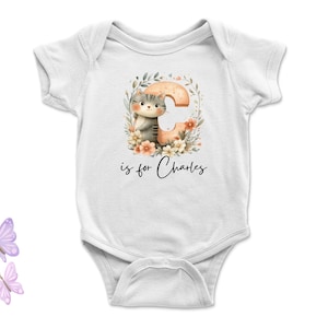 Body de bebé y camisetas para niños pequeños con nombre personalizado y letra C, equipo de animales, personalizado con nombre, letra inicial grande escrita a mano para niños