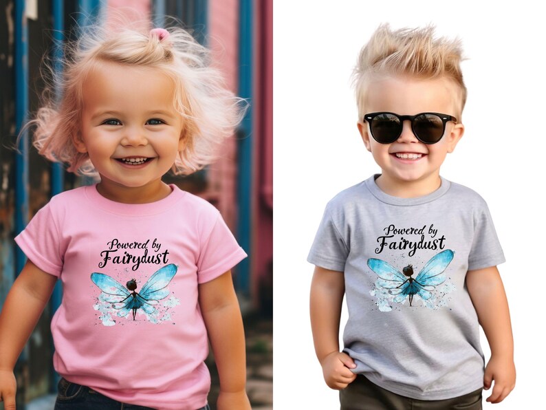 Puede incluir: Dos camisetas infantiles, una rosa y otra gris, con el texto "Powered by Fairydust" y un dise&ntilde;o de hada. El hada tiene alas azules y un vestido azul.