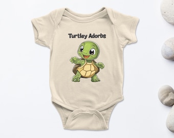 Adorables bodys para bebé con temática de animales Turtley Adorbe, camisetas para niños pequeños, súper lindos, cómodos, perfectos para usar todos los días o como regalo para la hora de la siesta.