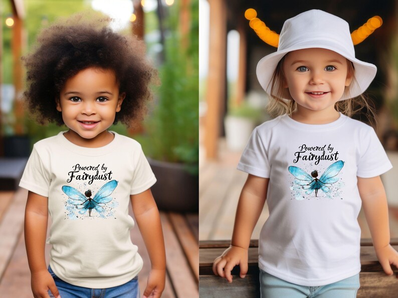 Puede incluir: Dos ni&ntilde;os con camisetas blancas con el texto "Powered by Fairydust" y un dise&ntilde;o de hada azul. Las camisetas son de manga corta. Un ni&ntilde;o tiene el pelo rizado oscuro, y el otro tiene el pelo rubio y lleva un sombrero blanco.