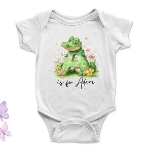 Body de bebé y camisetas para niños pequeños con el nombre personalizado y la letra A del equipo de animales: personalizado con el nombre en letra grande escrita a mano para niños