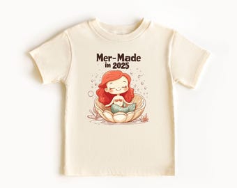 Camiseta personalizada de nacimiento de sirena nacida en 2025 para niñas pequeñas, camiseta de princesa pelirroja, mono de bebé de sirena, camiseta de sirena para niños pequeños, mono de bebé de sirena