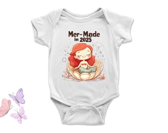 Camiseta personalizada de nacimiento de sirena nacida en 2025 para niñas pequeñas, camiseta de princesa pelirroja, mono de bebé de sirena, camiseta de sirena para niños pequeños, mono de bebé de sirena