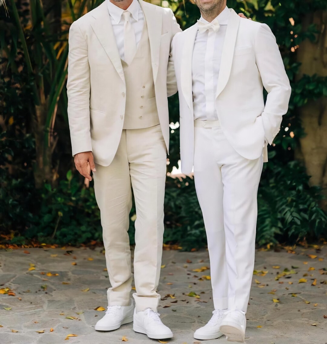 Traje de tres piezas de lino color marfil: traje de novio de corte