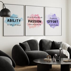 Könnte beinhalten: Drei Motivationsposter mit Aquarellhintergründen und inspirierenden Zitaten. Das erste Poster sagt "Glaube an deine Fähigkeit und nichts wird dich aufhalten." Das zweite Poster sagt "Wenn du das tust, was du liebst, mit Leidenschaft, ist der Erfolg nicht weit entfernt." Das dritte Poster sagt "Je größer die Anstrengung, desto größer die Ehre."