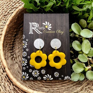 Yellow flower earrings, daisy earrings, polymer clay, spring & summer earrings, lightweight dangle earrings, spring and summer jewelry