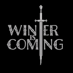 Puede incluir: Diseño bordado sobre fondo negro. El texto "WINTER IS COMING" se muestra en una fuente estilizada, con una espada que atraviesa verticalmente el centro. El bordado es plateado.