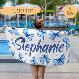 Personalisiertes Strandtuch mit Kokette-Schleife, personalisiertes Mädchen-Kokette-Namenstuch, Kokette-Poolhandtuch, blaues Schleifenhandtuch, blaues Rosen-Handtuch, Geburtstagsgeschenk