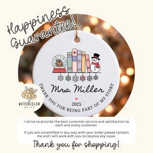 Puede incluir: Adorno navide&ntilde;o de cer&aacute;mica blanca con una cuerda dorada para colgar. El dise&ntilde;o presenta un globo de nieve, libros y un mu&ntilde;eco de nieve. El texto dice "Mrs. Miller 2025" y "Thank you for being part of my story."