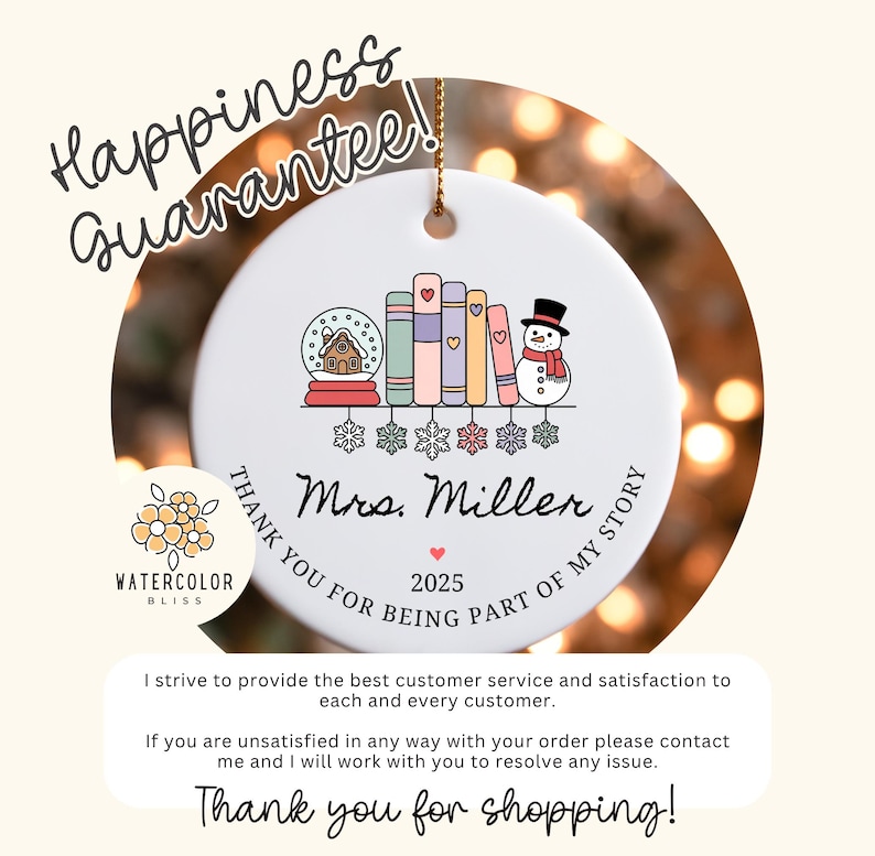Puede incluir: Adorno navide&ntilde;o de cer&aacute;mica blanca con una cuerda dorada para colgar. El dise&ntilde;o presenta un globo de nieve, libros y un mu&ntilde;eco de nieve. El texto dice "Mrs. Miller 2025" y "Thank you for being part of my story."