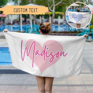 Personalisierte Strandtuch Kokette Herz Benutzerdefinierte Name Strandtuch Geburtstagsgeschenk für Frauen Brautdusche Spa Tag Bachelorette Girly Geschenk