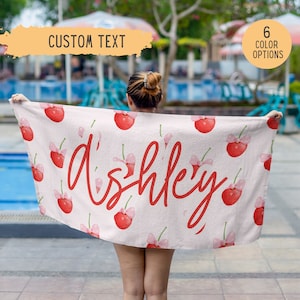 Personalisiertes Strandtuch mit Kokette-Kirschen, personalisiertes Namenshandtuch mit Namen für Mädchen, Kirsch-Poolhandtuch, rosa Handtuch, Geburtstagsgeschenk, Junggesellinnengeschenk