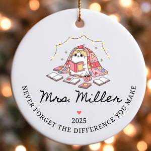 Adorno de lectura personalizado, regalo personalizado para el Día de Agradecimiento al Bibliotecario Escolar, regalo de Navidad para profesores de inglés y amantes de los libros. Pink Cat on pillow
