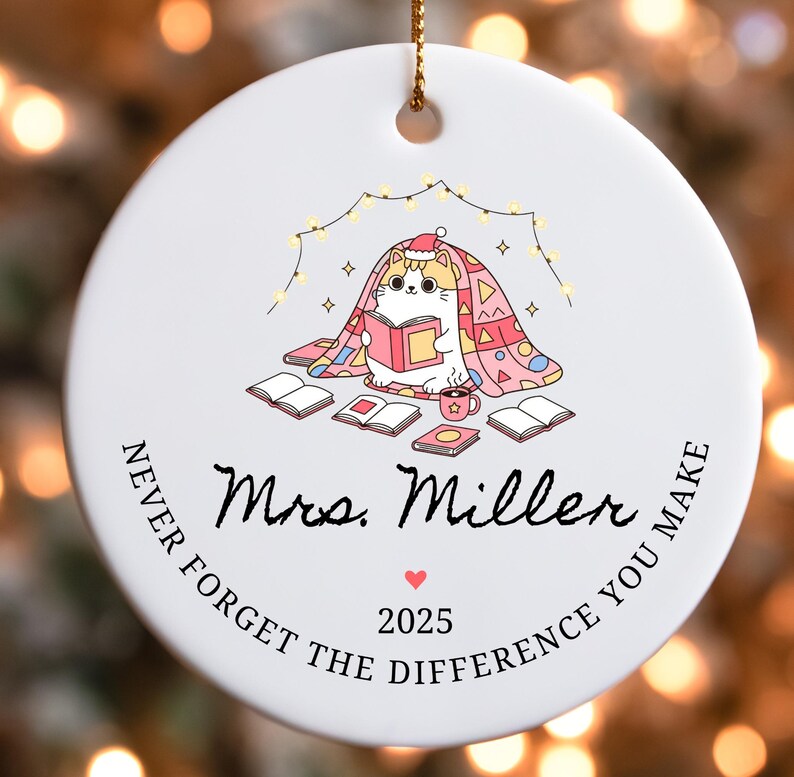 Adorno de lectura personalizado, regalo personalizado para el Día de Agradecimiento al Bibliotecario Escolar, regalo de Navidad para profesores de inglés y amantes de los libros. Pink Cat on pillow