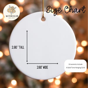 Puede incluir: Adorno de cer&aacute;mica blanca con cord&oacute;n dorado para colgar. El adorno mide 7,1 cm de alto y 7,1 cm de ancho. Se muestra el texto "Size Chart", junto con el logotipo de Watercolor Bliss.