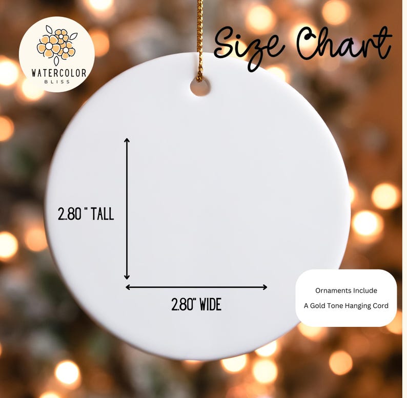 Puede incluir: Adorno de cer&aacute;mica blanca con cord&oacute;n dorado para colgar. El adorno mide 7,1 cm de alto y 7,1 cm de ancho. Se muestra el texto "Size Chart", junto con el logotipo de Watercolor Bliss.