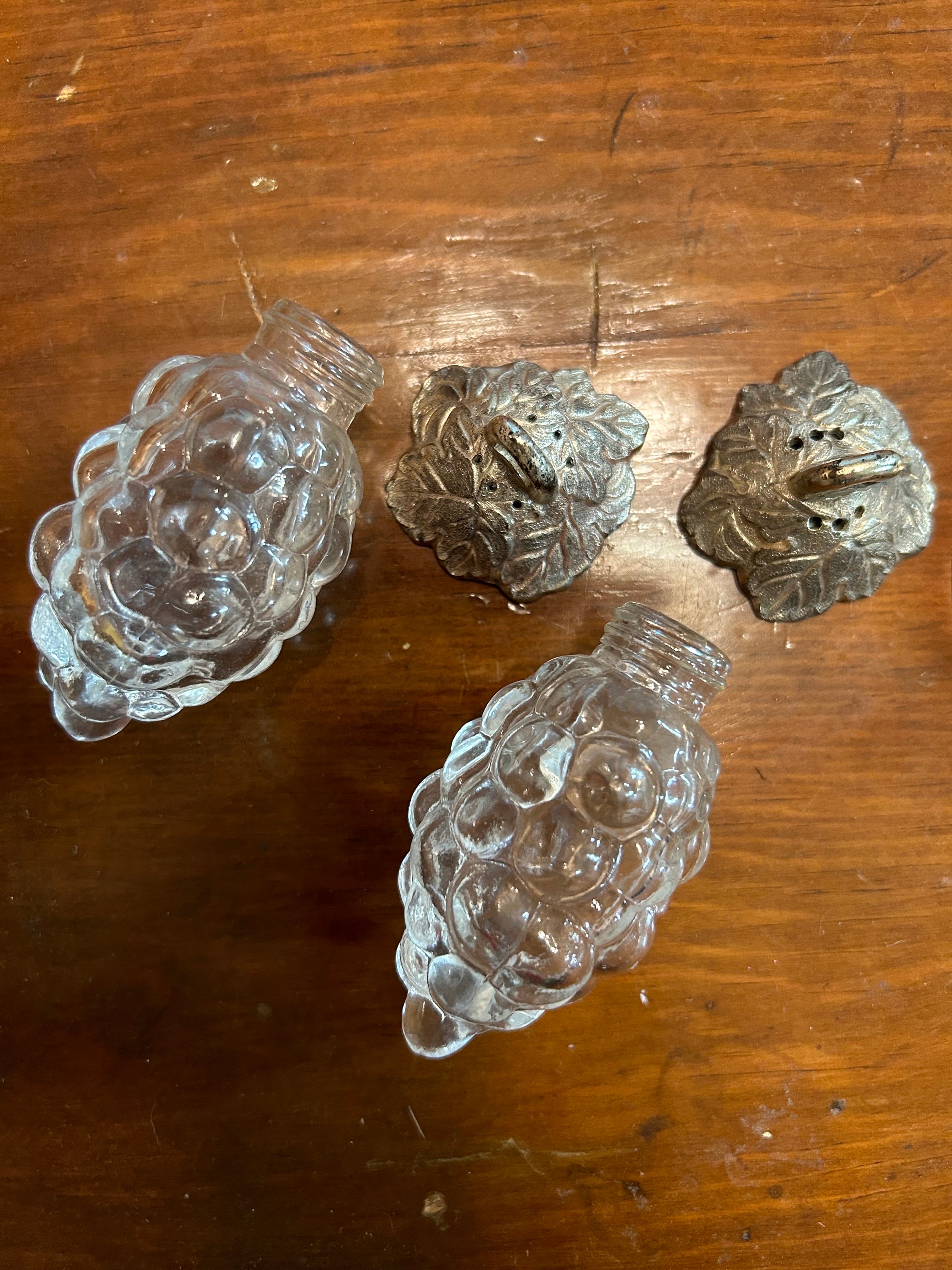 VINTAGE Clear Glass Grape Salt and Pepper Shakers - Etsy