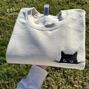 猫の刺繍入りスウェットシャツ、かわいい猫のスウェットシャツ、黒猫のシャツ、猫が覗くスウェットシャツ、スウェットシャツ、猫好きへのギフト、猫ママのスウェットシャツ