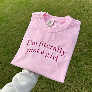 Ich bin buchstäblich nur ein Mädchen gesticktes Komfortfarben-T-Shirt, lustige Geschenke, Girly Shirt, Girly Geschenk Rosa, lustiges y2k meme Shirt, Geschenkideen Sie