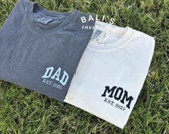 Benutzerdefinierte Mom Dad Comfort Colors besticktes T-Shirt, personalisiertes Mama & Dad Shirt, Schwangerschaftsankündigung-T-Shirt, passendes Eltern-Outfit