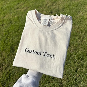 Personlig broderad skjorta med text i komfortfärger, specialtillverkad skjorta, matchande skjortor, broderade t-shirts, broderad t-shirt