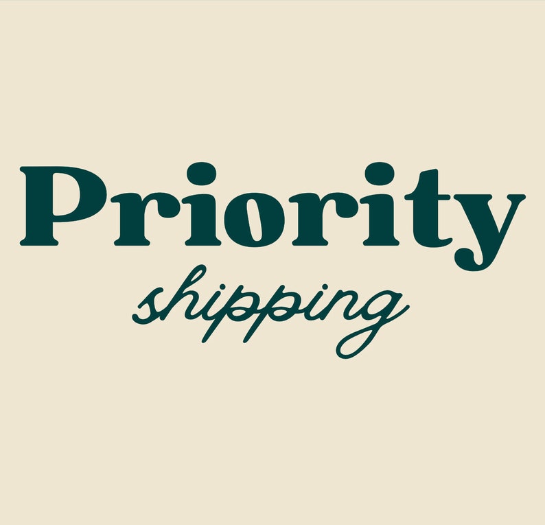Może przedstawiać: Projekt graficzny przedstawiający słowo Priority pogrubioną, ciemnozieloną czcionką szeryfową, umieszczone nad słowem shipping mniejszą, ciemnozieloną czcionką kursywną, na jednolitym, jasnobeżowym tle.