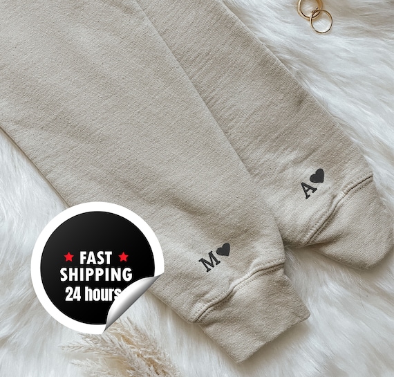 Felpa personalizzata ricamata con iniziali a forma di cuore sulla