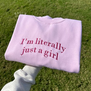 Ich bin buchstäblich nur ein Mädchen besticktes Sweatshirt, lustige Geschenke, Girly Shirt, Girly Geschenke rosa, lustiges y2k meme Shirt, Geschenkideen für sie,