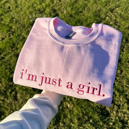 Sweat brodé I'm Just A Girl, cadeaux rigolos pour elle, chemise girly, cadeaux girly rose, chemise mème drôle de l'an 2000, idées cadeaux pour elle,