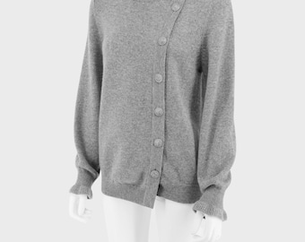 Cárdigan Barrie 'Pause' de cachemir puro gris, jersey de punto asimétrico con botones de lujo escocés, Chanel Atelier, talla M/L EU 38/40