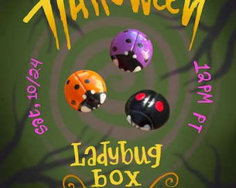 Puede incluir: Tres pequeños objetos redondos con forma de mariquita en morado, naranja y negro con puntos. La imagen presenta el texto Halloween, sat, 10/24, 12PM PT y Ladybug box sobre un fondo verde oscuro con siluetas de ramas de árboles negras.