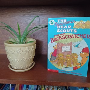 The Berenstain Bear Scouts, Save That Backscratcher, by Stan & Jan Berenstain, vintage 1990s chapter book, junior fiction