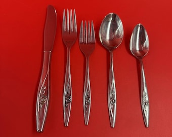 Oneida Oneidacraft Deluxe Lasting Rose Stainless Flatware 5 Piece Place Setting