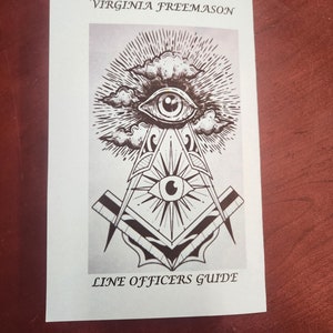 Könnte beinhalten: Eine Schwarzweißillustration eines allsehenden Auges mit einem Kompass und einem Geodreieck, umgeben von Wolken. Der Text "VIRGINIA FREEMASON LINE OFFICERS GUIDE" ist unter dem Bild gedruckt.