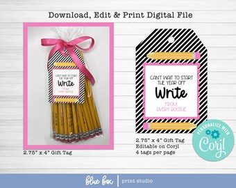 Op de afbeelding: Een cadeaulabel met de tekst "Can't wait to start the year off Write" en een potloodontwerp. Het label is 7 x 10 cm en is bevestigd aan een bundel potloden met een roze lint. Het label is zwart en wit gestreept.