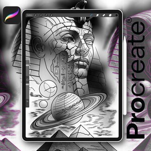 Może przedstawiać: Cyfrowa ilustracja na tablecie przedstawiająca twarz faraona, hieroglify, planety i piramidy. Tablet wyświetla logo aplikacji Procreate i rysik. Grafika jest czarno-biała z fioletowymi akcentami.