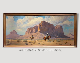 Pode incluir: Uma pintura de paisagem emoldurada retrata dois cavaleiros a cavalo atravessando uma paisagem desértica. A obra de arte apresenta uma grande mesa sob um céu nublado. O texto "ARIZONA VINTAGE PRINTS" está na parte inferior da moldura.