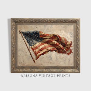 Puede incluir: Una pintura al óleo de la bandera estadounidense ondeando al viento, con rayas rojas y blancas y un campo azul de estrellas. La obra de arte está enmarcada en un marco decorativo, ornamentado y de color dorado. El texto "ARIZONA VINTAGE PRINTS" está en la parte inferior.