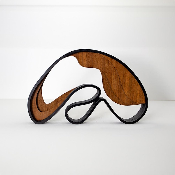 Escultura de madera de nogal y negro: decoración abstracta para estanterías