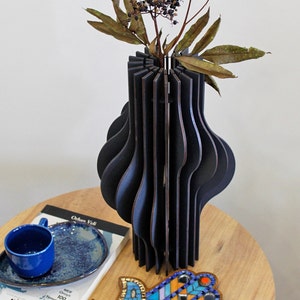 Majestic Wavy Vase Resin Desktop Flower Pot Creactive Home Coffee Shop Decoration