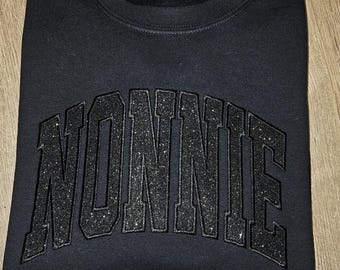 Camiseta o sudadera Nonnie con brillantina negra sobre negra