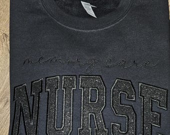 Añadir texto personalizado a la sudadera negra sobre negra de enfermera