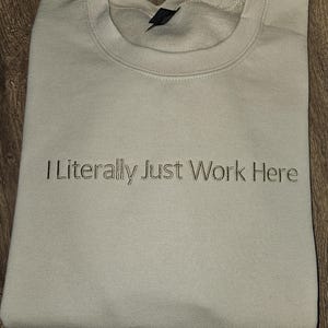 Literalmente solo trabajo aquí sudadera
