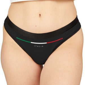 Könnte beinhalten: Schwarze Unterwäsche mit einem dünnen schwarzen Bund und einem grün-weiß-roten Streifen auf der Vorderseite. Das Wort "ITALIA" ist in Weiß unter dem Streifen gedruckt.