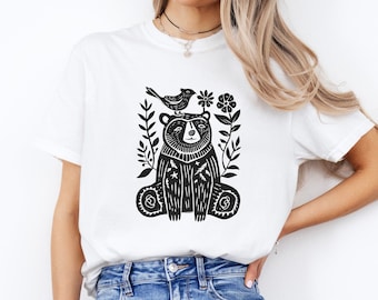 Skandinavische Volkskunst Shirt, Forestcore Shirt, Scandi Woodland Shirt, Cottagecore Boho, skandinavisches Weihnachtsgeschenk, Braunbär-Blumen-Shirt