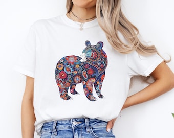 Skandinavische Volkskunst Shirt, Forestcore Shirt, Scandi Woodland Shirt, Cottagecore Boho, skandinavisches Weihnachtsgeschenk, Braunbär-Blumen-Shirt