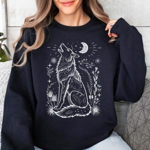 Wolf Sweatshirt, Howling Wolf Pullover, Spirit Animal Crewneck, Totem Animal Sweater, Western Boho Wolf Top, Cozy Nature Lover Gift