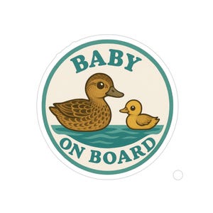 Może przedstawiać: Okrągła naklejka z turkusową obwódką i napisem "BABY ON BOARD" w kolorze turkusowym. Naklejka przedstawia kaczkę i kaczątko na turkusowym tle wody. Kaczki są brązowe i żółte.